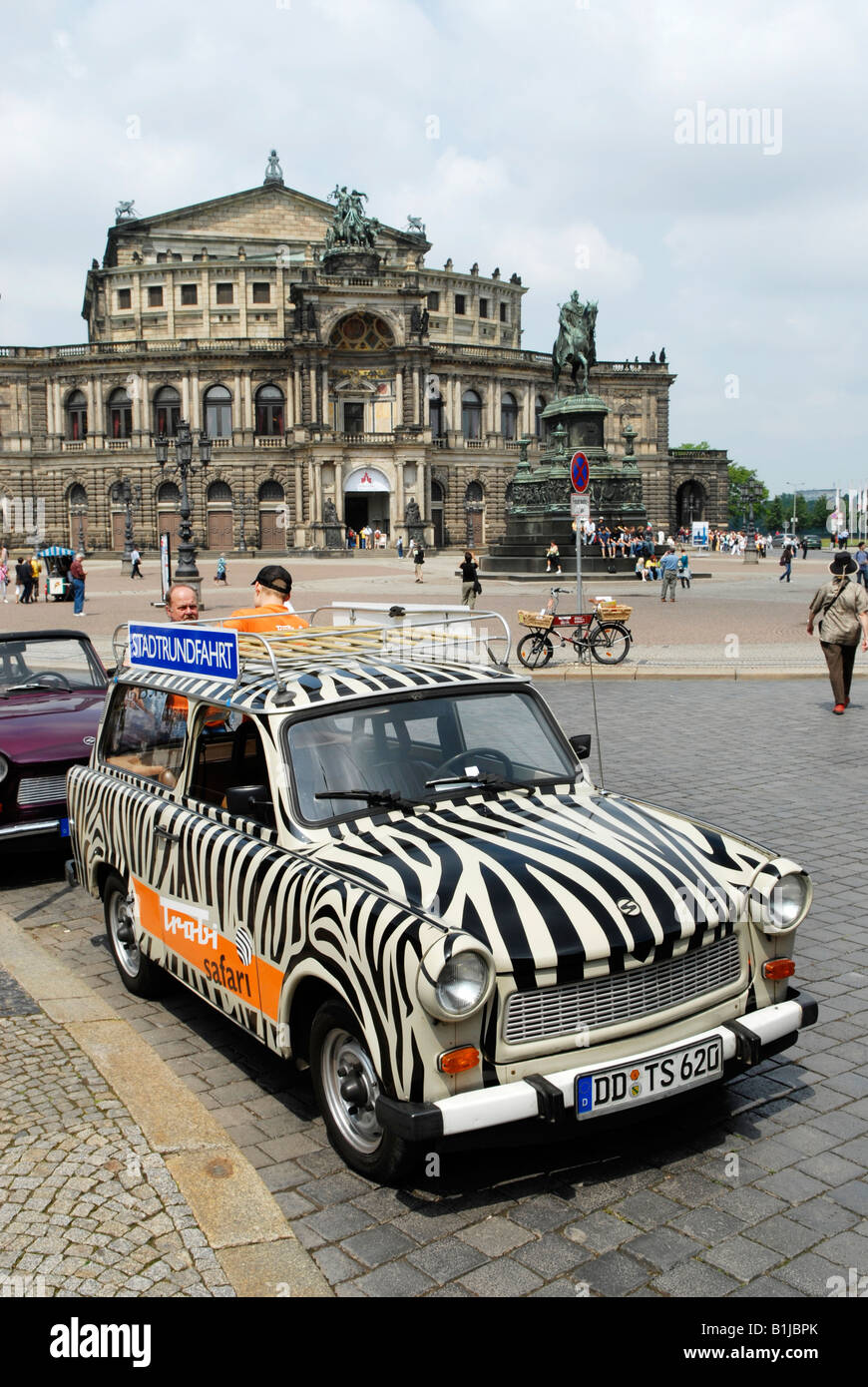Giro panoramico da Trabi, Trabant davanti la Semperoper di Dresda, in Germania, in Sassonia, Dresden Foto Stock