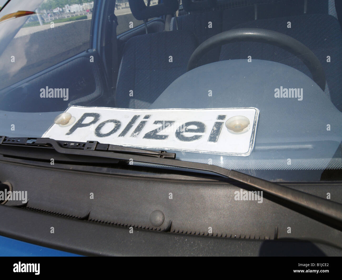 Segno di polizia dietro il parabrezza Foto Stock