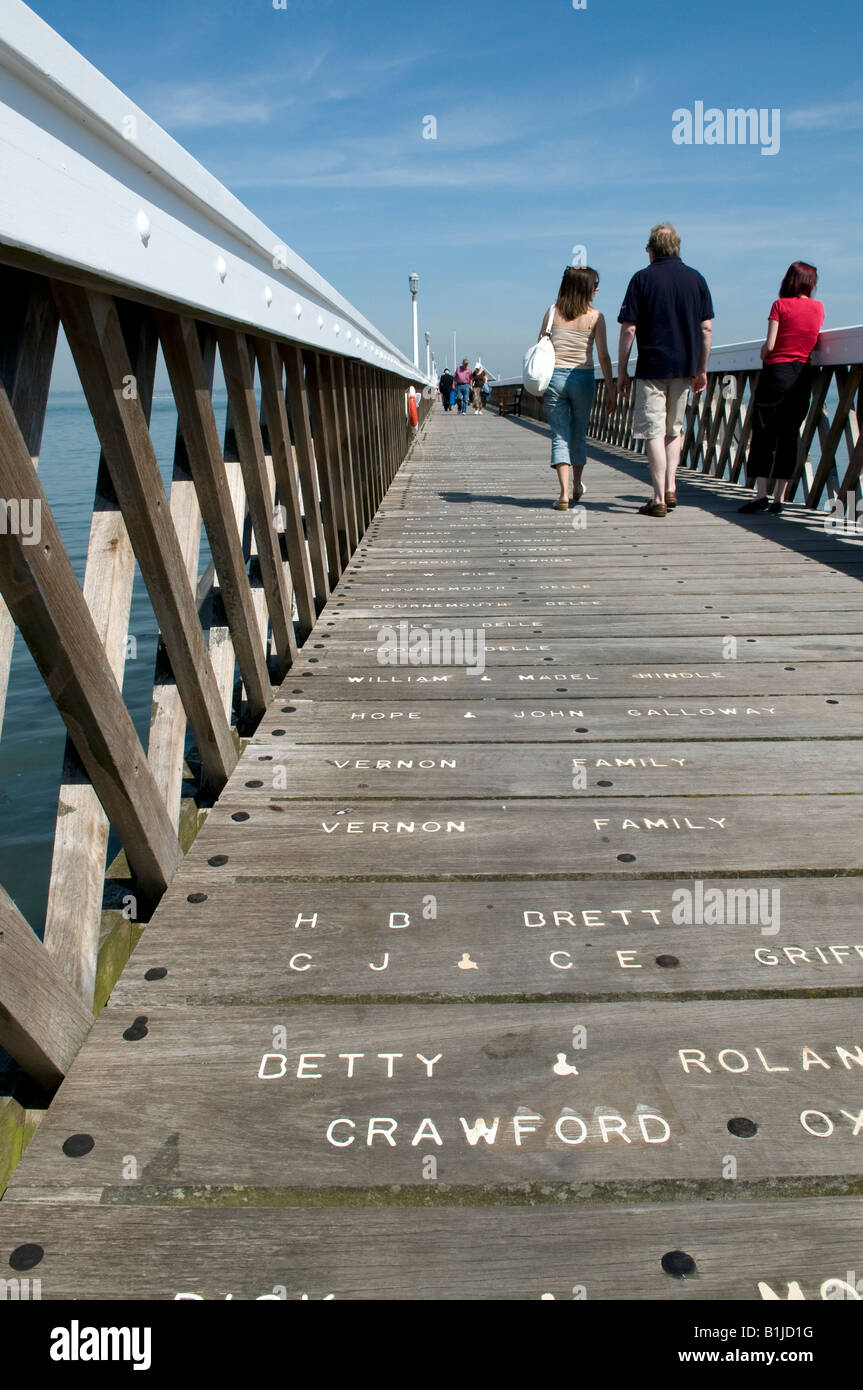 Fronte mare pier Yarmouth Isle of Wight a basso angolo del pavimento che Mostra nomi a bordo sponsor Foto Stock