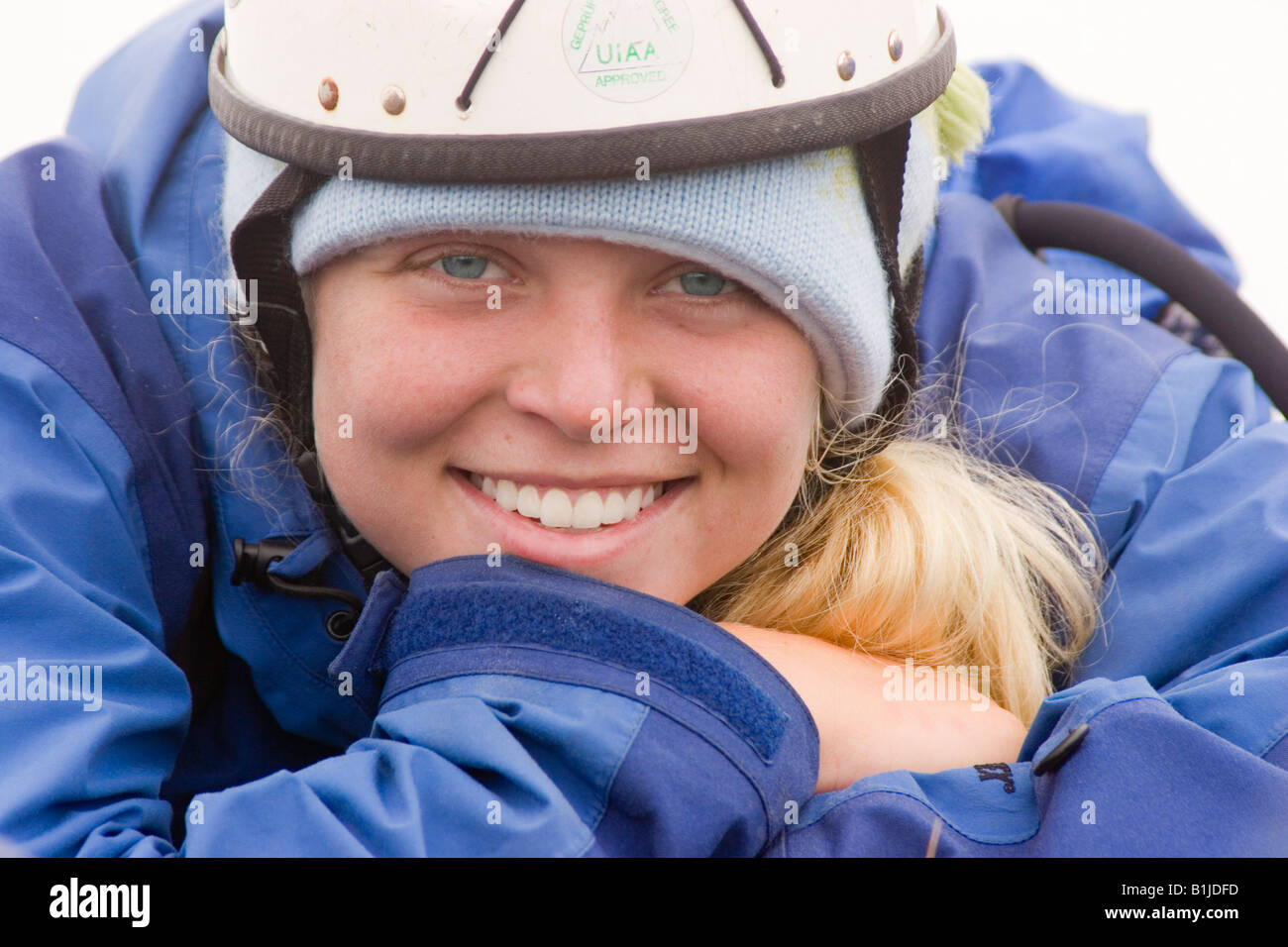 Ritratto di giovane donna che indossa mountain climbing casco blu e gore-tex giacca a lago perduto Alaska Kenai Peninsula estate Foto Stock