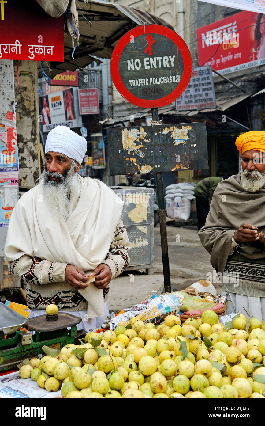 Fornitore di frutta di Amritsar, India Foto Stock