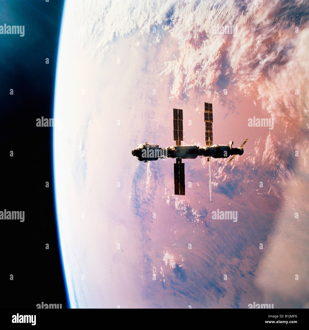 La stazione spaziale internazionale in orbita attorno alla terra sopra il deserto del Sahara Foto Stock