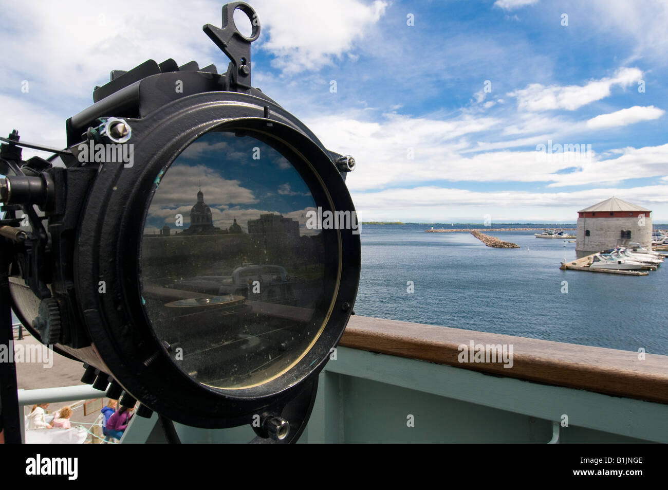 Il codice di Morris luce segnale su HMCS Kingston con Martello Tower in background in Kingston, Ontario, Canada. Foto Stock