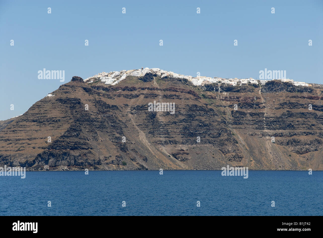 Isola vulcanica di Santorini con la cittadina di Fira sulla parte superiore, Grecia Foto Stock