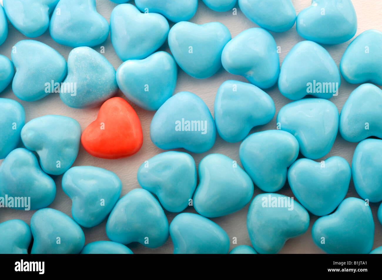 Cuore blu a forma di caramelle sfondo con uno rosso uno Foto stock - Alamy