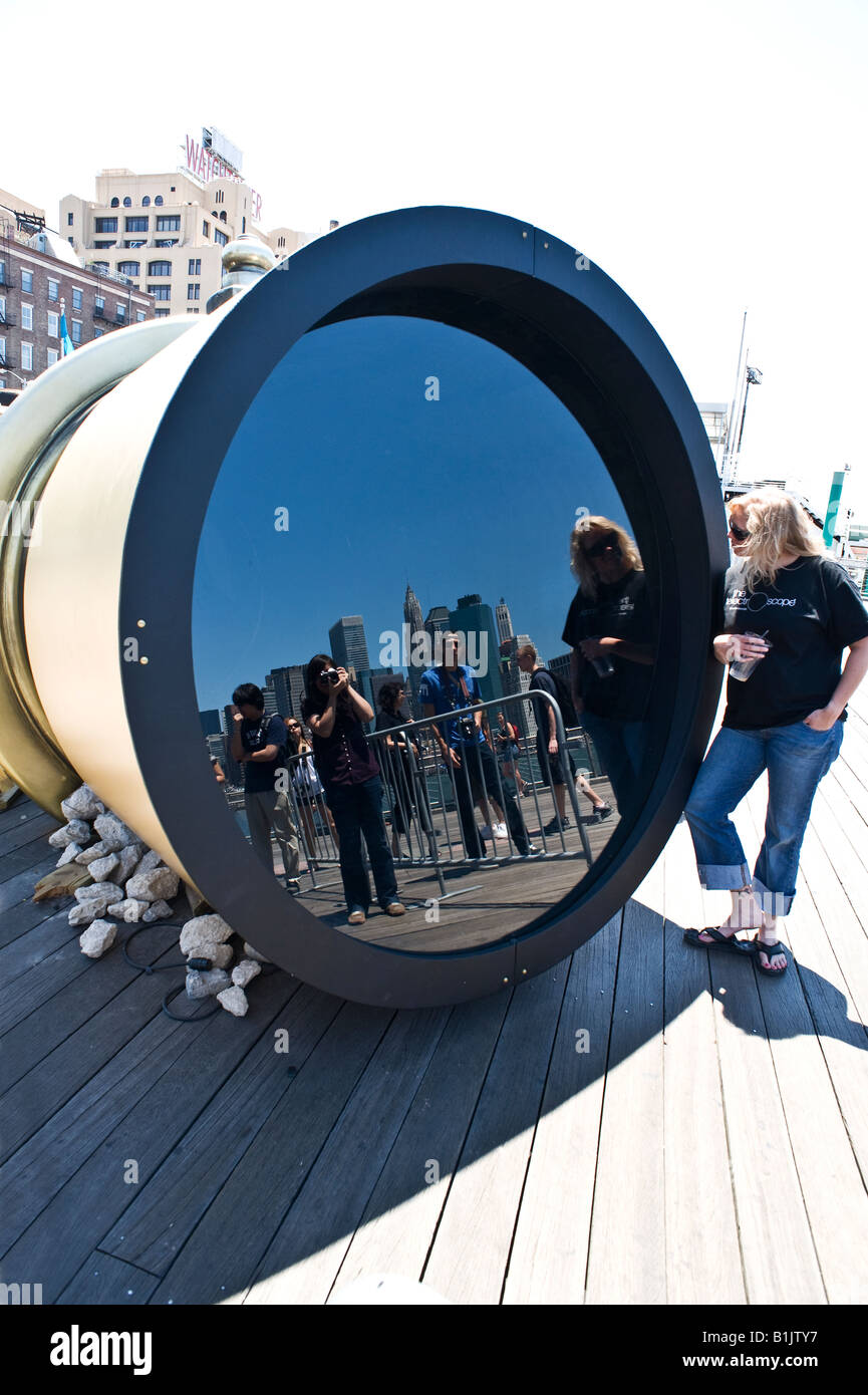 Visitatori presso il Telectroscope, Brooklyn, New York Foto Stock