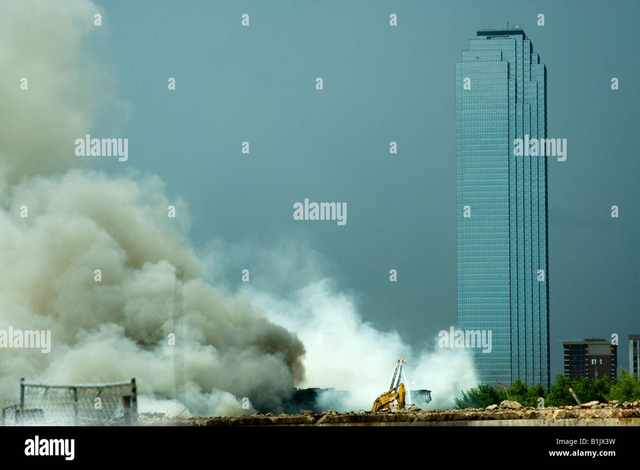 Un incendio del magazzino nel centro di Dallas in estate di 2007. Foto Stock