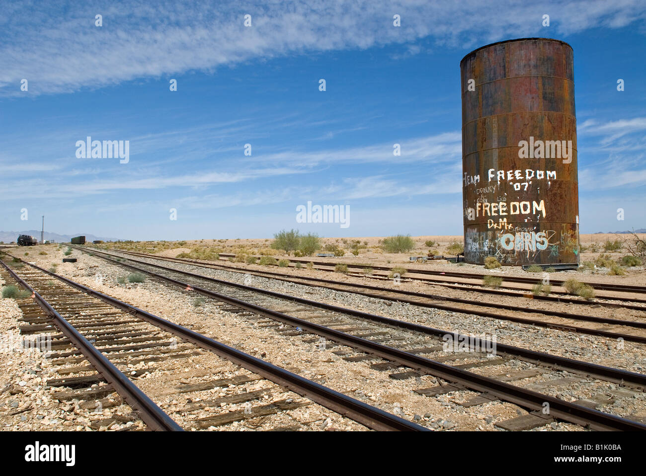 Graffiti (Libertà) sulla struttura abbandonati adiacenti ai binari della ferrovia nei pressi di riso, California, Highway 62, Mojave Desert.USA Foto Stock