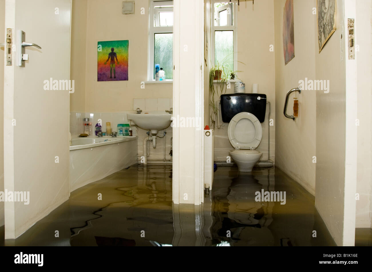 In aumento le inondazioni delle acque sotterranee all'interno del wc e bagno di appartamento seminterrato di casa Tony Mills Abingdon Road Oxford 27 Luglio 2007 Foto Stock