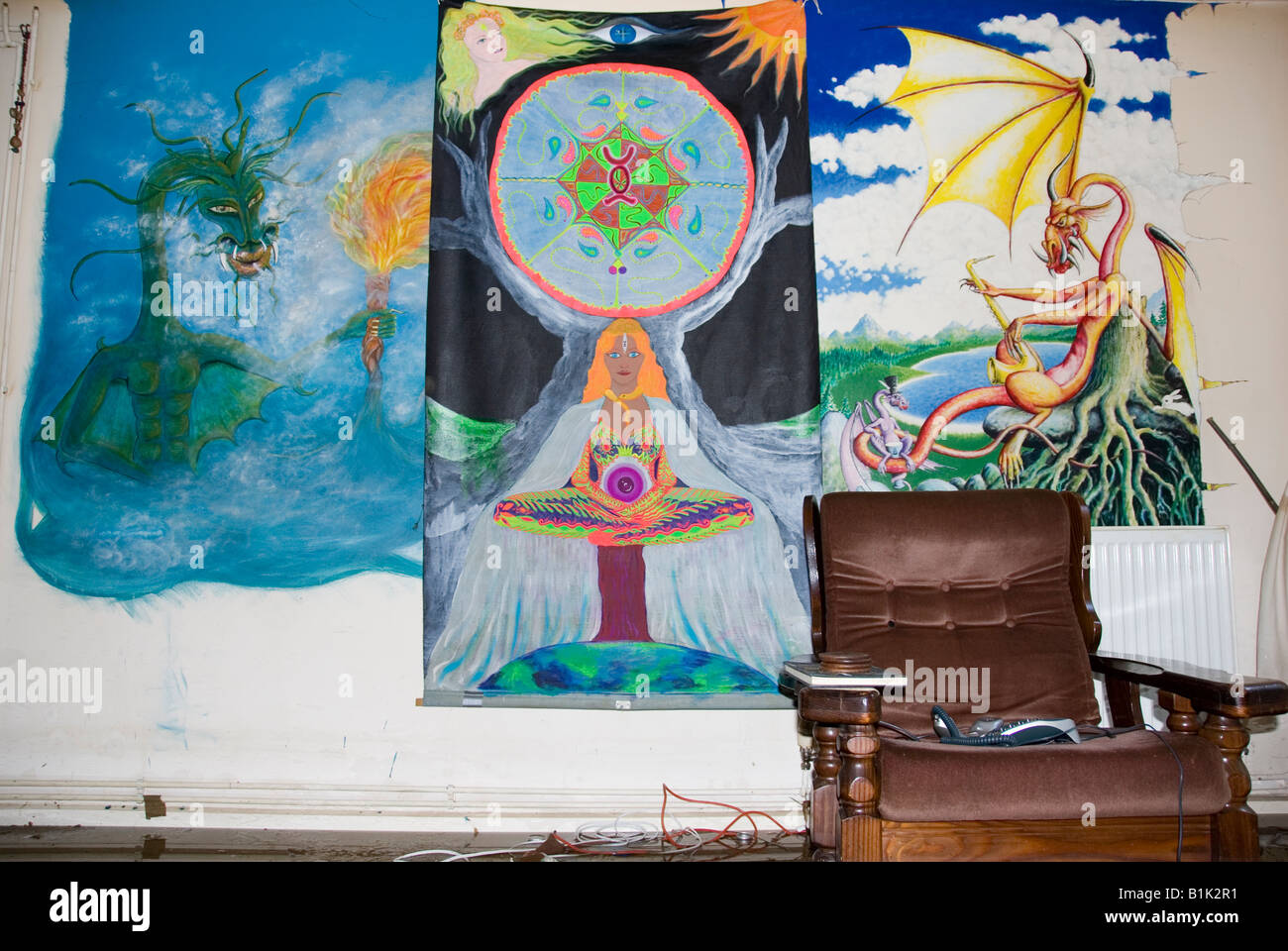Poltrona e Dragon dipinti sulla parete del salotto di disabilitato artista Tony Mills Abingdon Road Oxford 29 Luglio 2007 Foto Stock