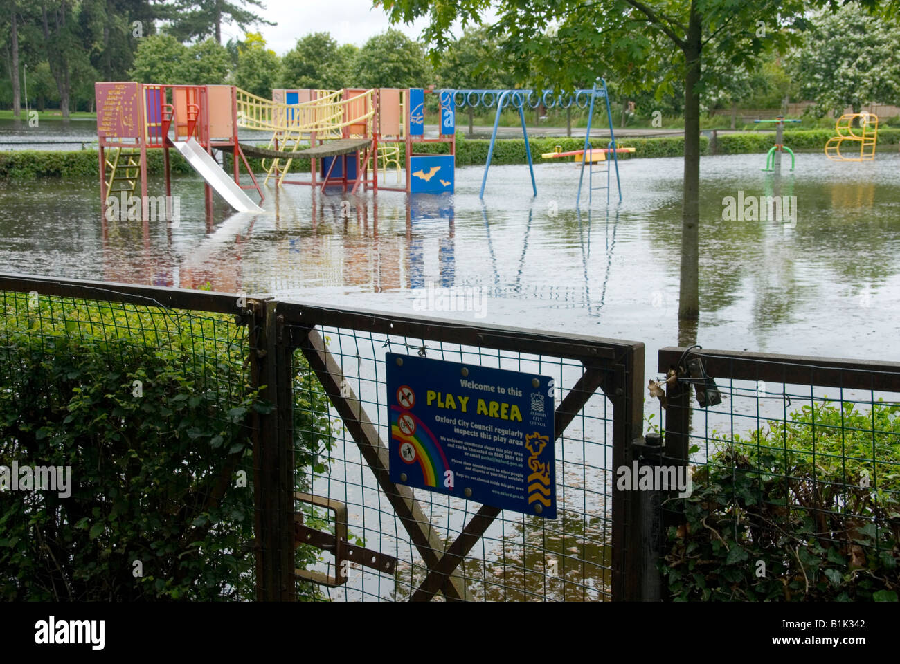 Le acque di esondazione svuotare il campo giochi per bambini Abingdon Road Oxford 25 Luglio 2007 Foto Stock