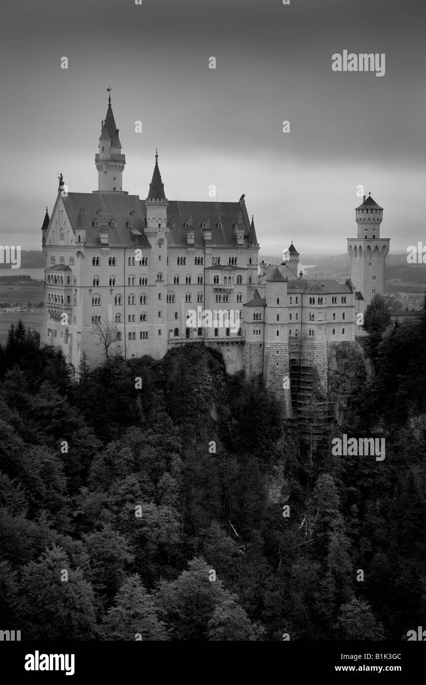 Bianco e nero foto in bianco e nero del castello di Neuschwanstein schloss nelle colline ai piedi delle alpi bavaresi in Baviera in Germania Foto Stock