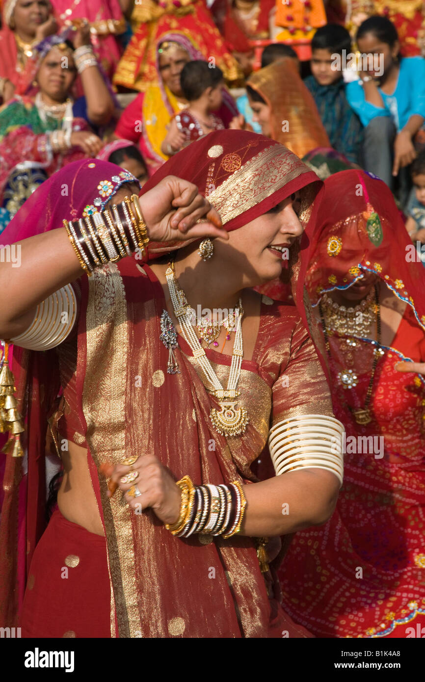 Una donna di Rajasthani balli in FESTIVAL GANGUR conosciuto anche come il festival di MEWAR UDAIPUR RAJASTHAN IN INDIA Foto Stock