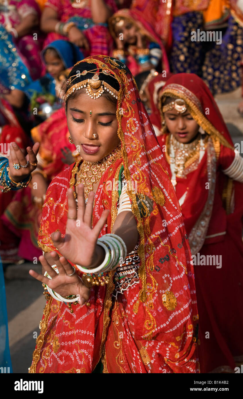 Una ragazza di Rajasthani vestito nella sua più belle danze al FESTIVAL GANGUR conosciuto anche come il festival di MEWAR UDAIPUR RAJASTHAN IN INDIA Foto Stock