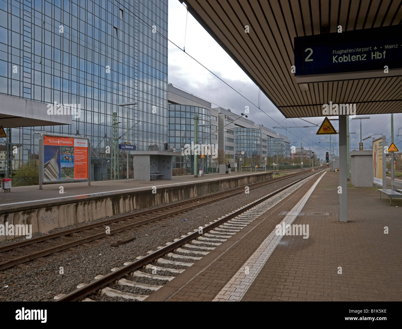 Treno vuoto via treno piattaforma dietro la città ufficio presso la stazione ferroviaria di Niederrad di Francoforte Germania Foto Stock