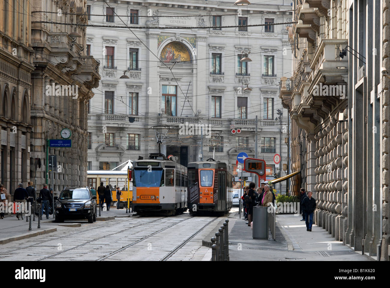 Piazza Cordusio visto da Via Broletto, Milano, lombardia, italia. Foto Stock