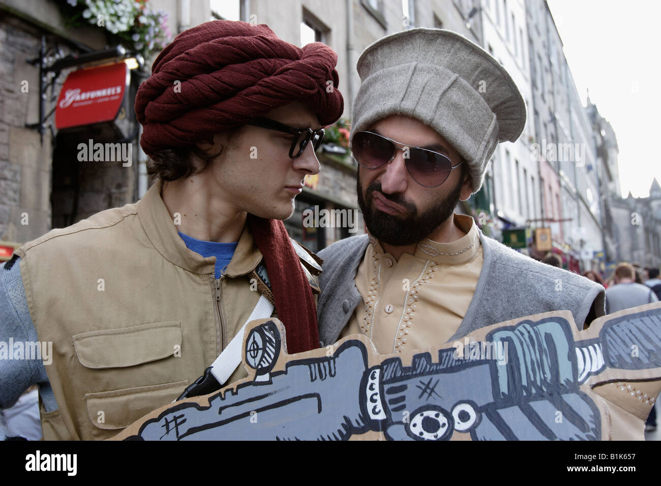 Attori vestiti come taliban promuovendo il suo evento presso il Royal Mile durante il Fringe Festival di Edimburgo Foto Stock