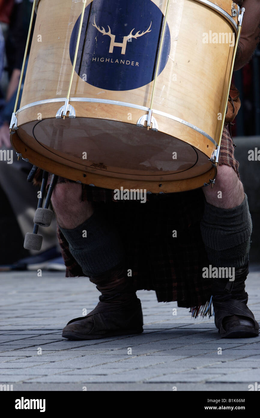 Scottish drumer riproduzione durante il Fringe Festival Foto Stock