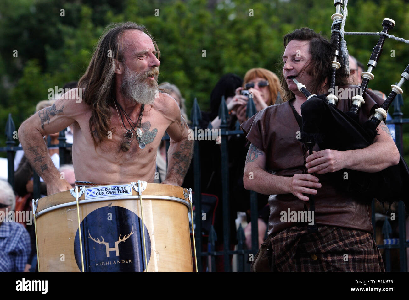 Scottish Bagpiper e drumer giocando al Edinburgh Fringe Festival Foto Stock