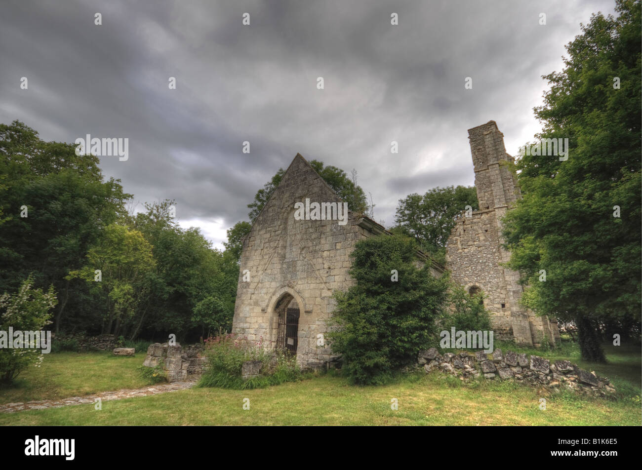 Drammatica cielo sopra i resti di una chiesa. Foto Stock