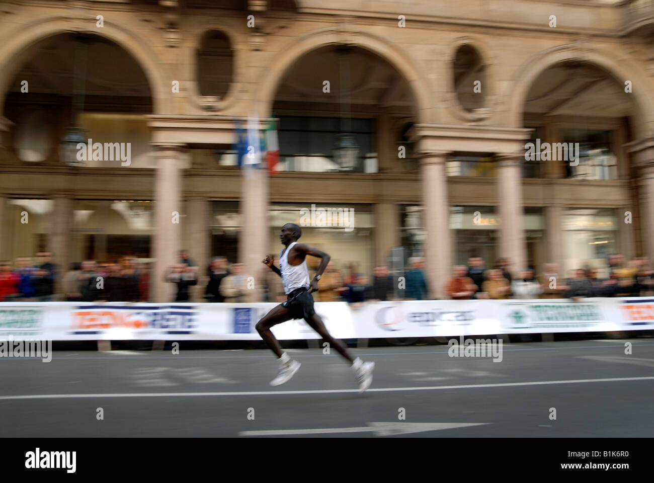 Un runner si avvicina al traguardo lungo la Via Roma durante il 2008 la Maratona di Torino, Piemonte, Italia Foto Stock