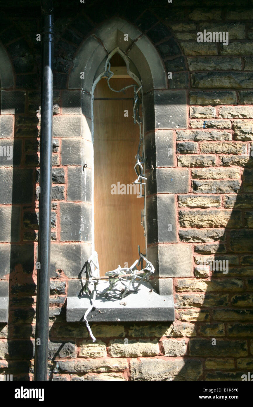 Rotto la finestra della chiesa dopo un tentativo di furto in una chiesa REGNO UNITO Foto Stock