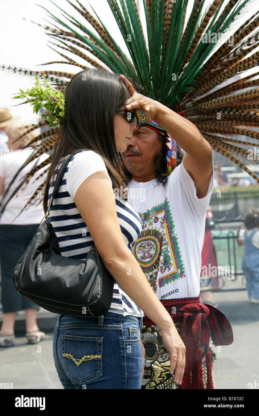 Sciamano azteco eseguendo una Pulizia Spirituale rituale su un turista femminile, Zocalo piazza, Plaza de la Constitucion, Città del Messico Foto Stock