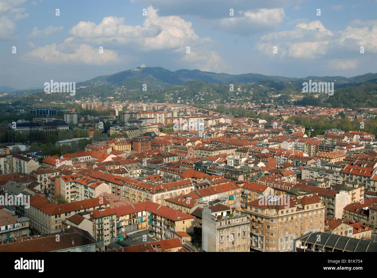La città di Torino, Piemonte, Italia, con la Basilica di Superga, costruito dall'architetto Filippo Juvarra, sulla collina in background. Foto Stock