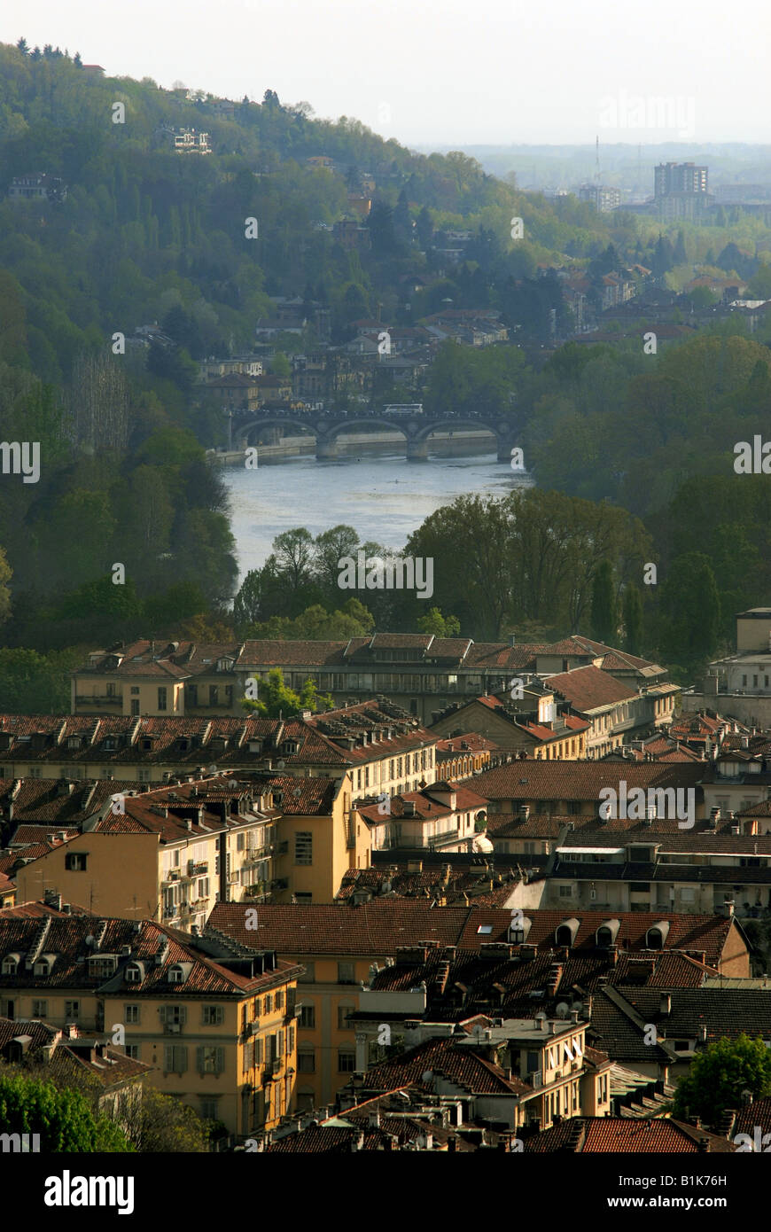La città di Torino, Piemonte, Italia, con il fiume Po in esecuzione attraverso di esso. Foto Stock