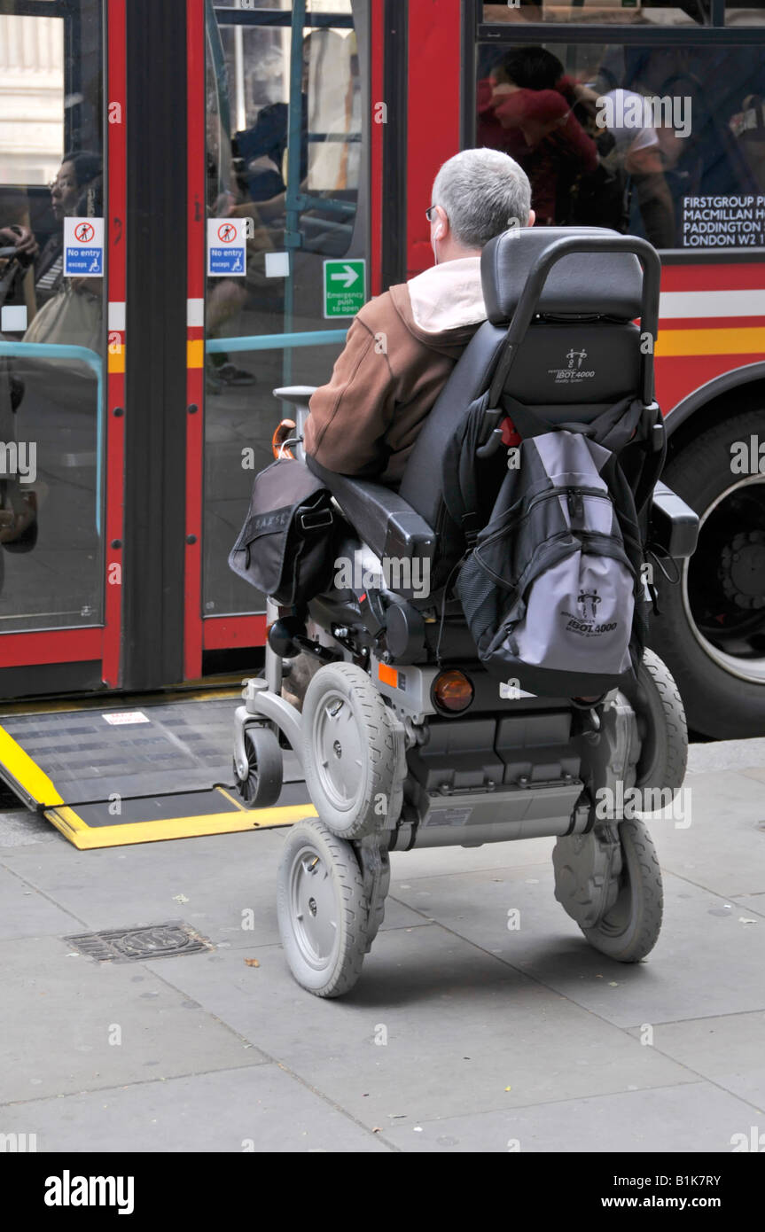 La persona disabile operando un giroscopio iBOT equilibrato sistema della mobilità Sedia a rotelle motorizzata di salire a bordo di un bus utilizzando una trasmissione sulla rampa Foto Stock