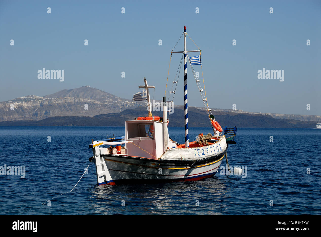 La pesca in barca nel porto dell'Isola di Thirassia;, Grecia Foto Stock