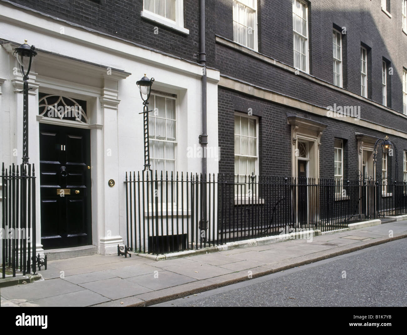 11 Downing Street porta a residenza ufficiale del Cancelliere dello scacchiere con numero 10 al di là di Londra Inghilterra REGNO UNITO Foto Stock