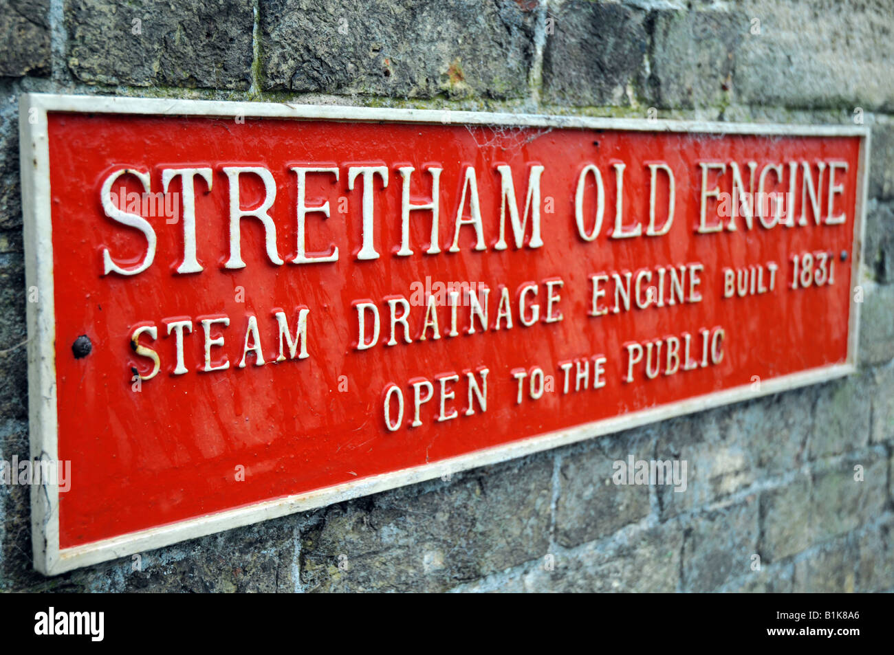 Stretham motore vecchio segno sulla parte esterna della stazione di pompaggio di edificio. Foto Stock