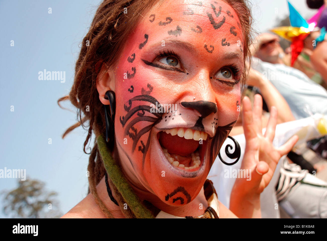 Una giovane donna che indossa il cat-come trucco che si presentano come un gatto, ritratto Foto Stock