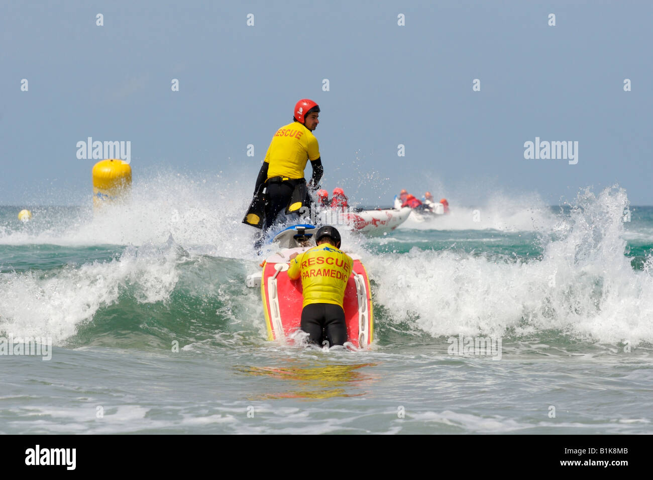 Bagnino di salvataggio e personale paramedico su un jet ski durante Zapcat racing a Watergate Bay, Cornwall Foto Stock
