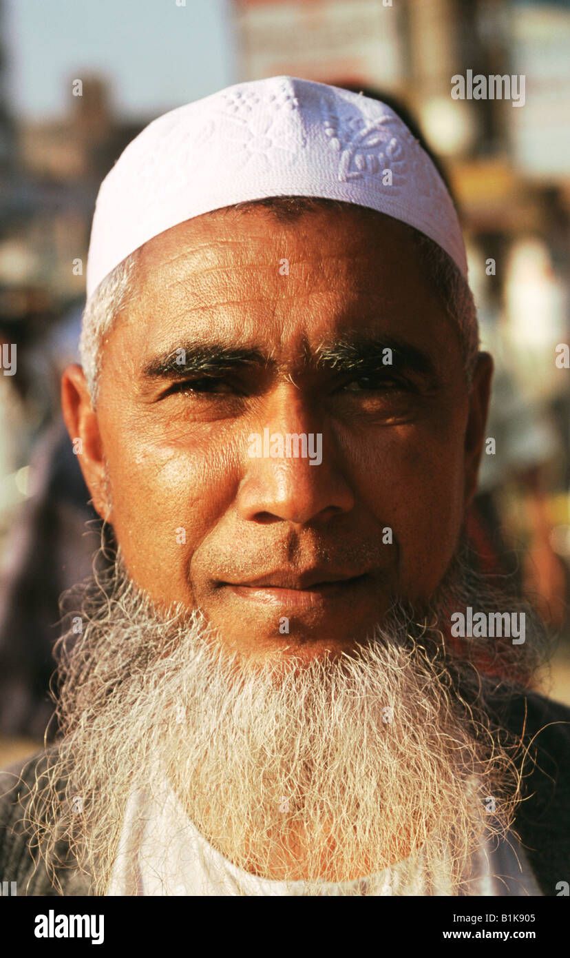 Sorridente ritratto di un uomo musulmano Savar vicino a Dacca in Bangladesh Foto Stock