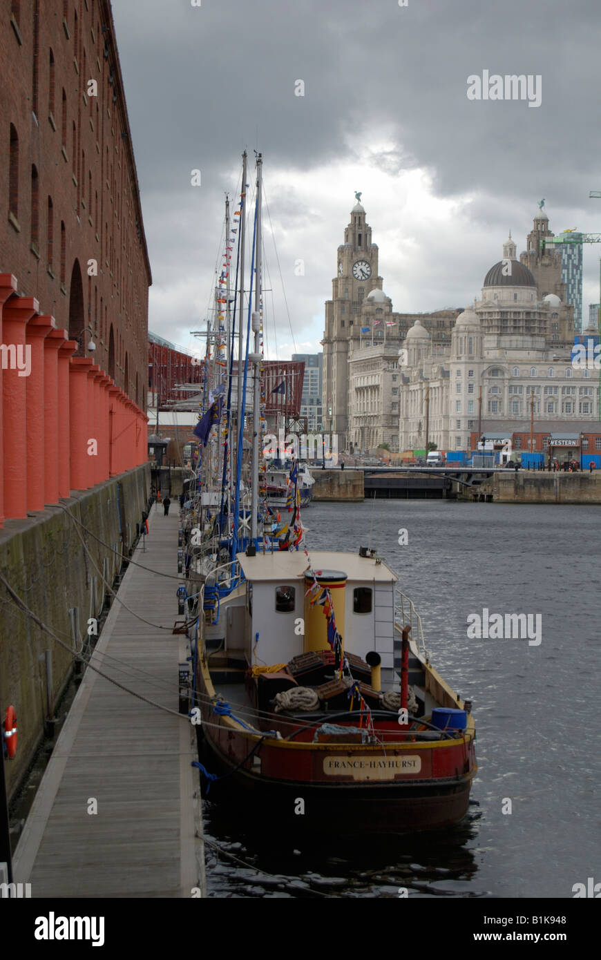 Guardando fuori attraverso l'Albert Dock al Liver Building in Liverpool Foto Stock