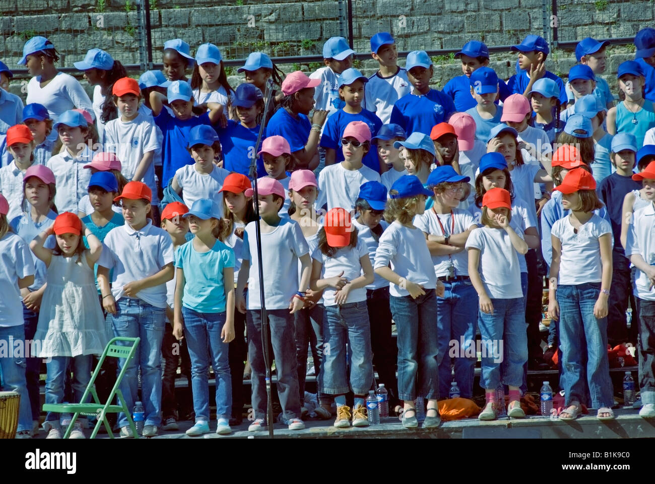 Parigi Francia, grande folla di persone, eventi pubblici francesi, "Festival Nazionale della musica" "Fete de la Musique" "Coro dei bambini" studenti, coro primaverile ragazzi Foto Stock