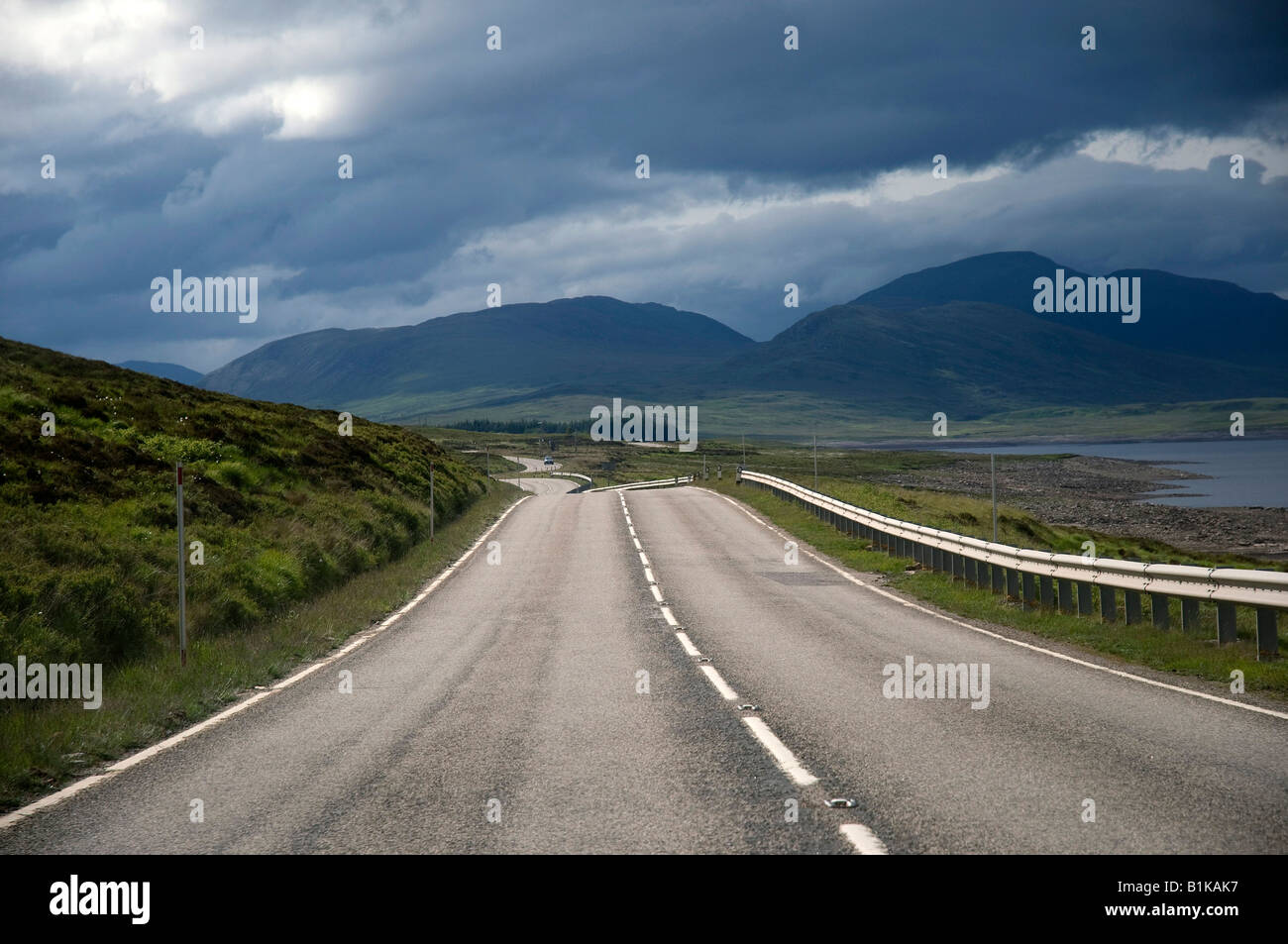 Empty Open Road, la A835 per Ullapool da Inverness, North West Highland Scotland costa nord 500 Foto Stock