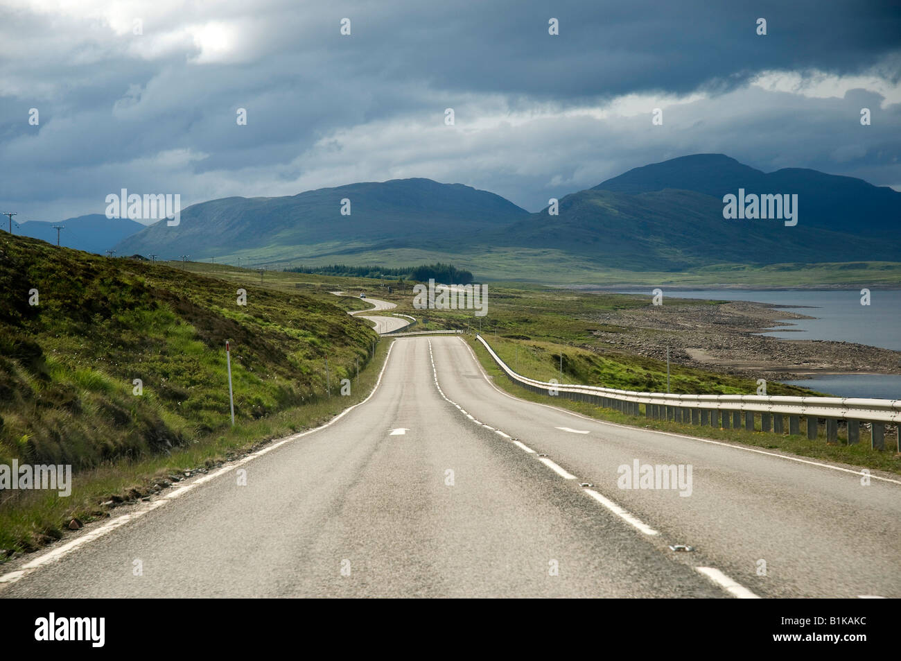 Empty Open Road, la A835 per Ullapool da Inverness, con Loch Glascarnoch, North West Highland Scotland, sulla costa settentrionale 500 Foto Stock