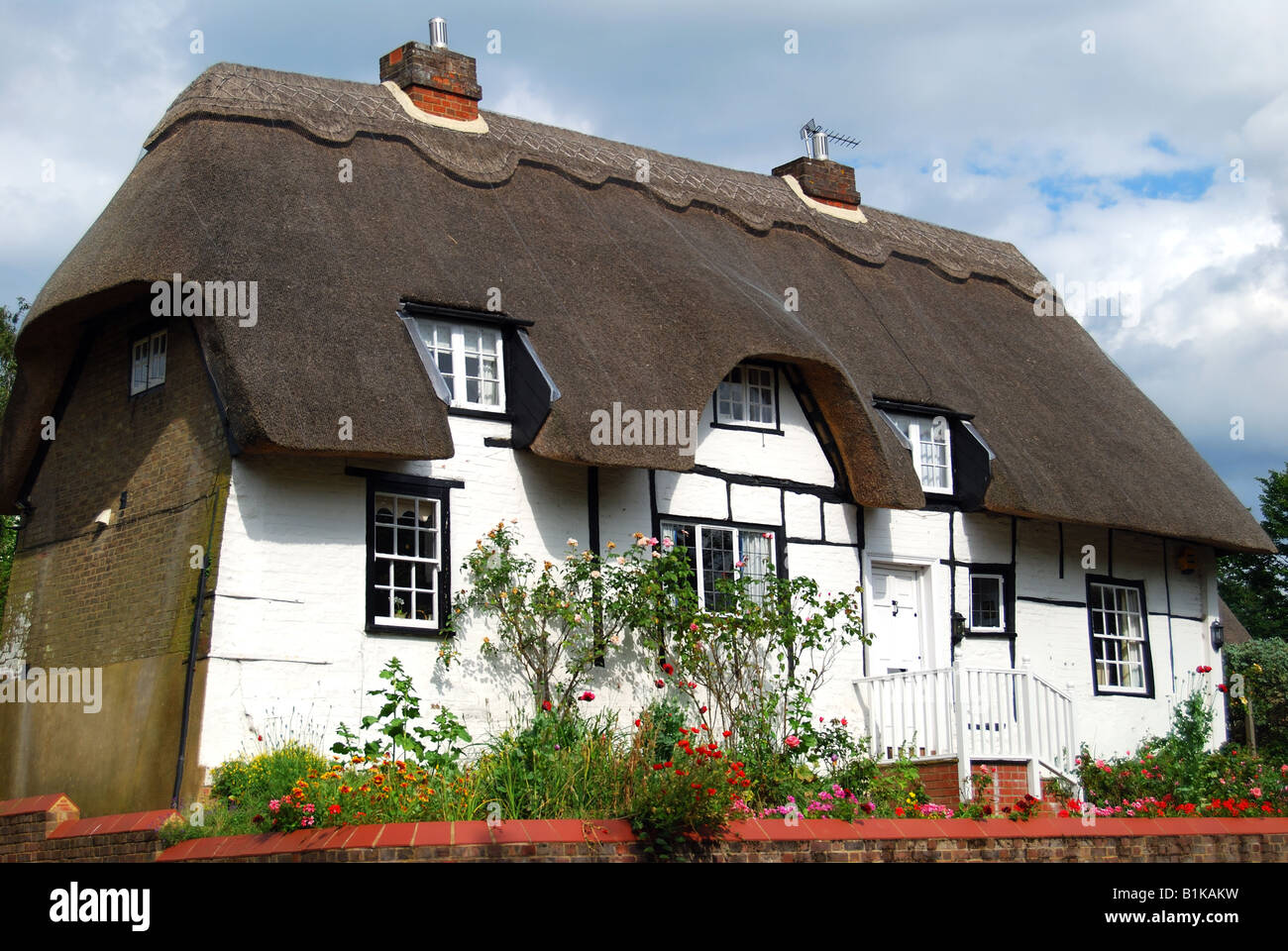 Legno cottage con il tetto di paglia, Buckinghamshire, Inghilterra, Regno Unito Foto Stock