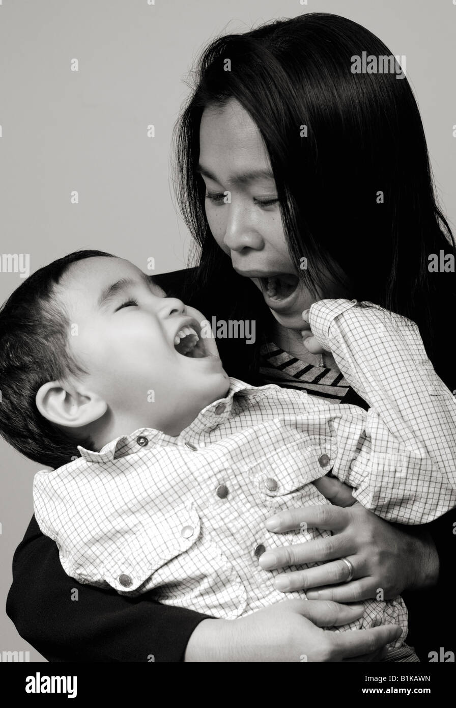 Asian madre e metà-asian figlio in bianco e nero Foto Stock
