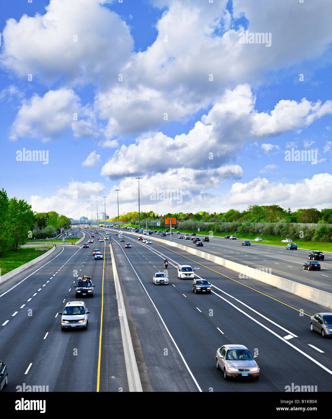 Occupato multi lane in autostrada in una grande città Foto Stock