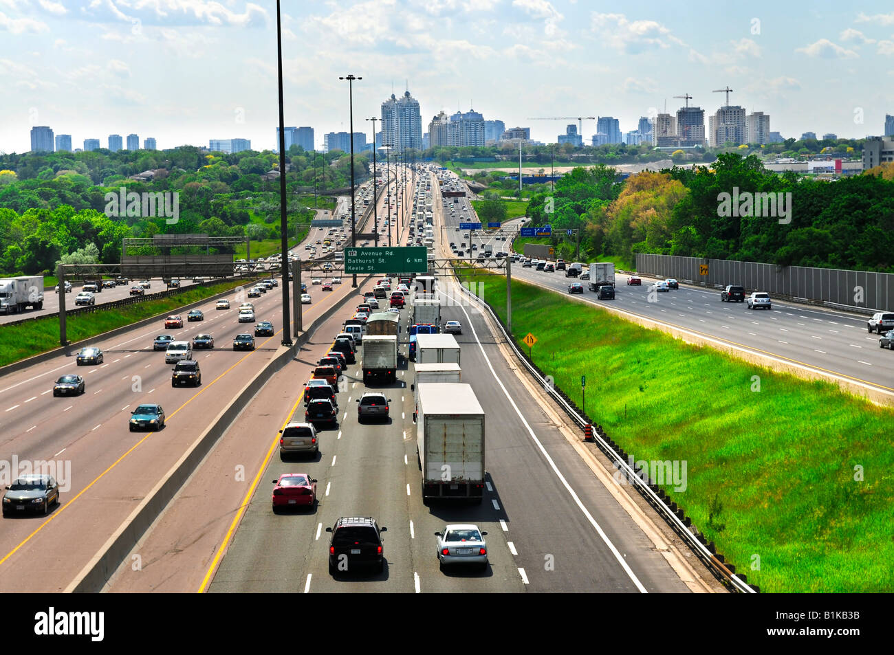 Occupato multi lane in autostrada in una grande città Foto Stock