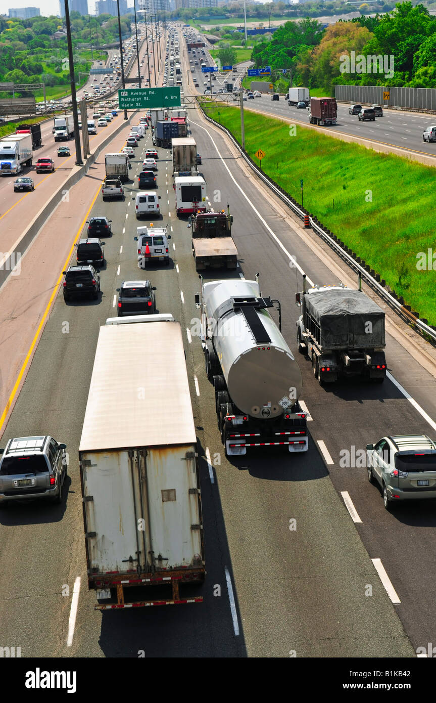 Occupato multi lane in autostrada in una grande città Foto Stock