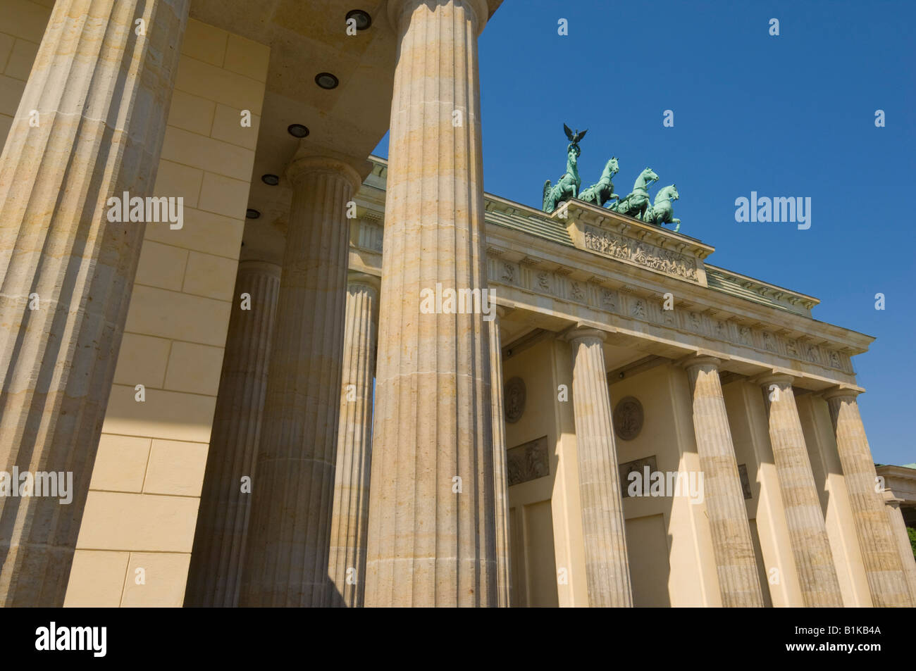 La Porta di Brandeburgo con la Quadriga vittoria alata statua in cima Pariser Platz Berlino centro città Germania UE Europa Foto Stock