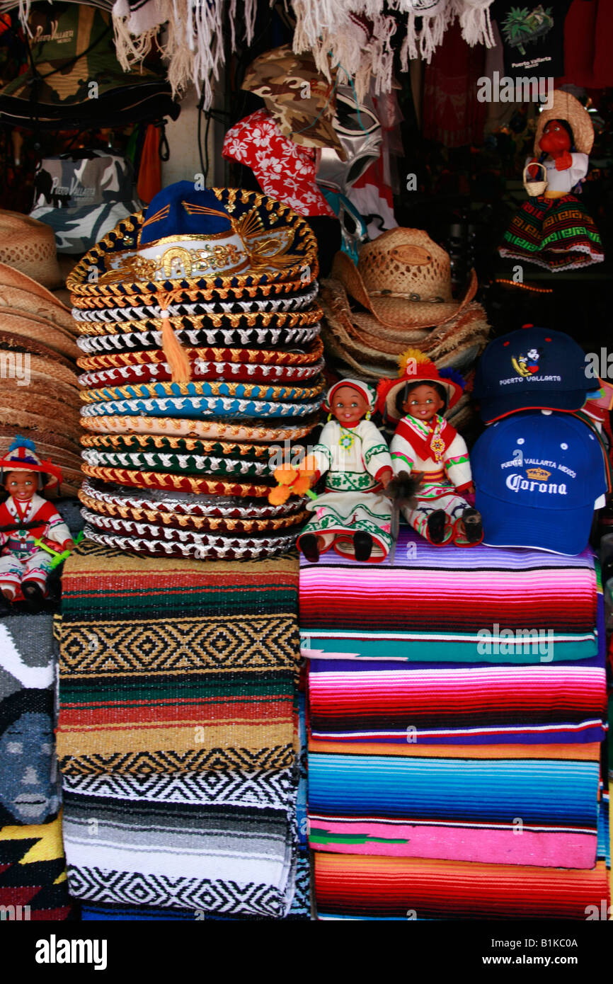 Coperte messicane bambole e cappelli per la vendita in un negozio di souvenir in Puerto Vallarta Foto Stock