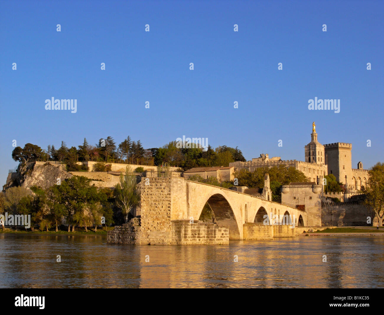 Pont St Bénézet e Avignone da accanto al fiume Rhône Francia Foto Stock