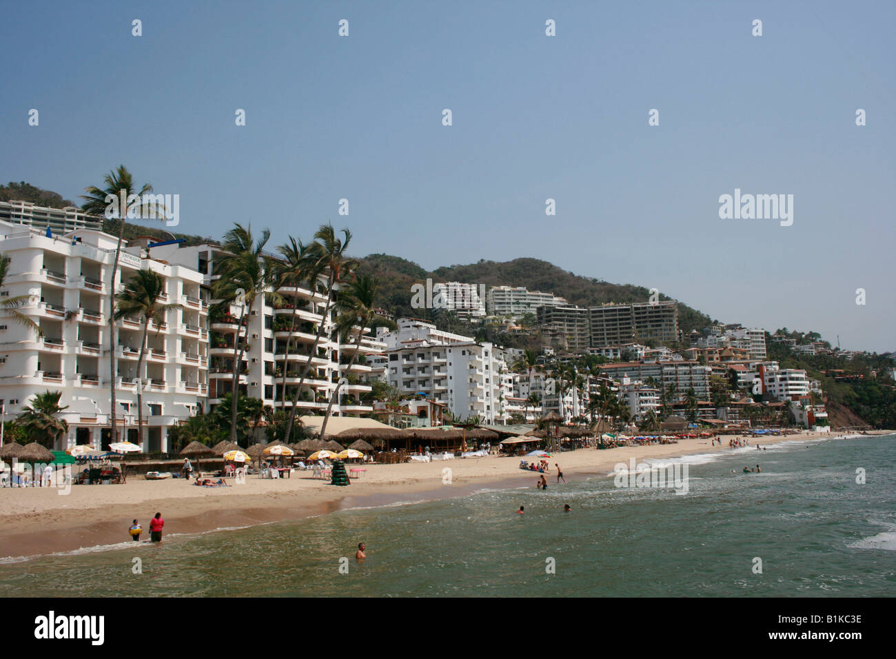 Lungo la spiaggia di Playa de Los Muertos in Puerto Vallarta Foto Stock