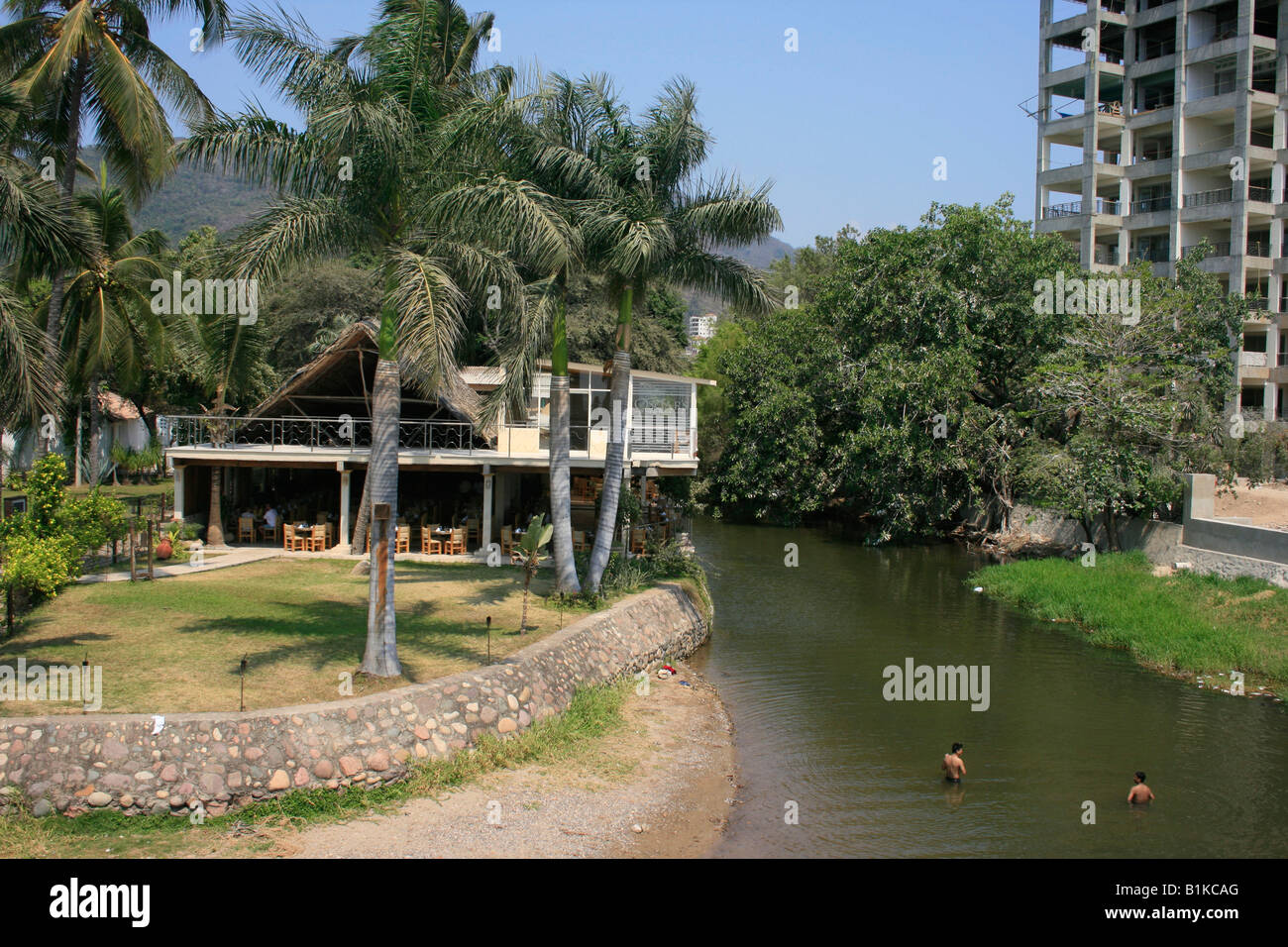 Cafe sull'isola sul fiume Cuale in Puerto Vallarta Messico Foto Stock